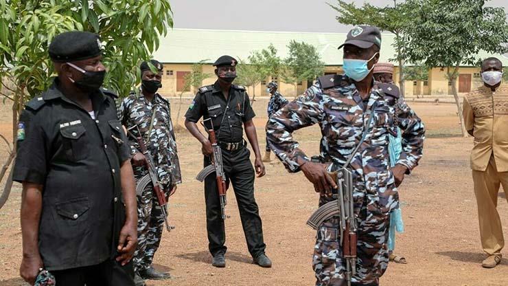 قوات الأمن النيجيرية تحرس مدرسة ثانوية للبنات حيث 