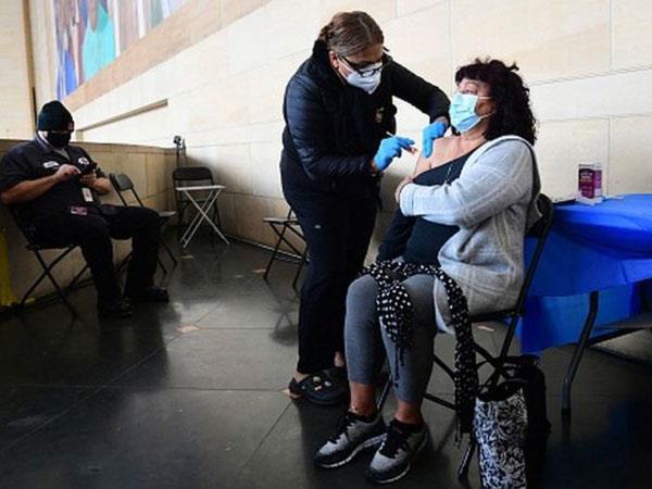 امرأة تتلقى لقاح كوفيد-19 في لوس أنجلوس في وقت ساب