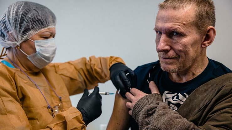 رجل يتلقى لقاح سبوتنيك لايت أحادي الجرعة ضد كوفيد