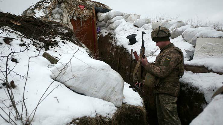 جندي أوكراني يتولى الحراسة أمام منطقة يسيطر عليها 
