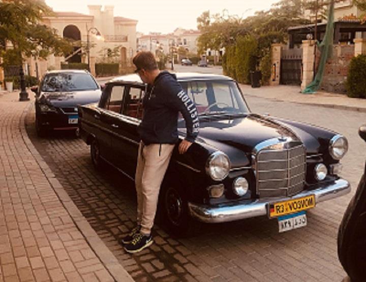 علاء مع إحدى السيارات الكلاسيكية