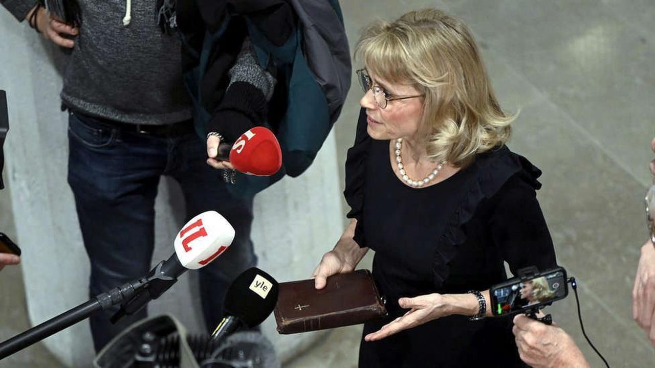 حضرت الوزيرة الفنلندية السابقة إلى المحكمة في يدها
