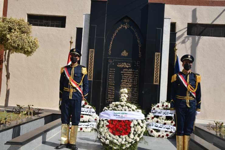 محافظ القليوبية يضع إكليلًا من الزهور على قبر الجندي المجهول