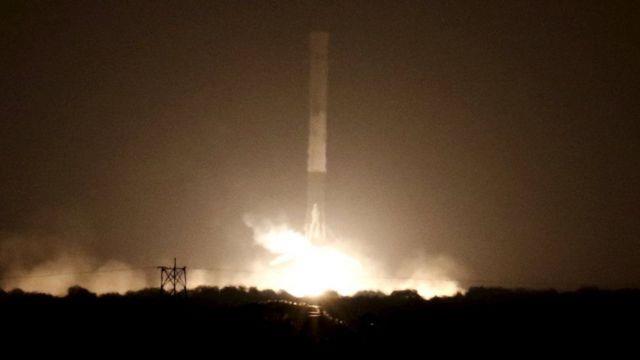صاروخ إيلون ماسك فالكون 9 عند إطلاقه في الفضاء عام