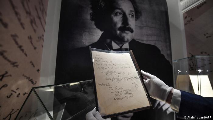 مخطوطة آينشتاين النادرة بيعت بمبلغ قياسي.