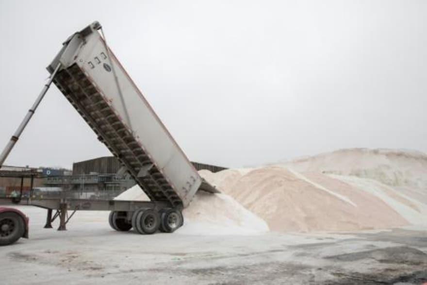  آلية تسلم الملح لرشه تحسبا لثلوج في إدارة الأشغال