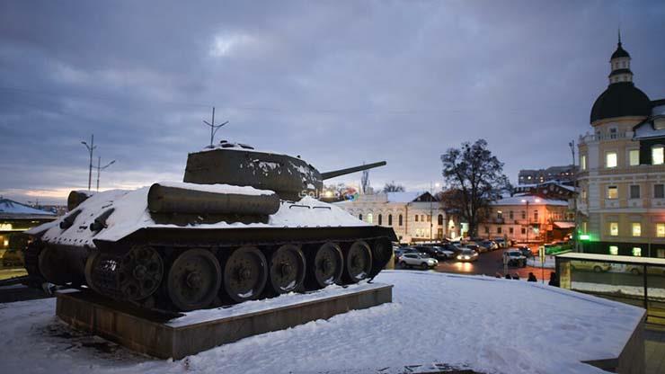 دبابة روسية قديمة تي 34 مغطاة بالثلوج أمام المتحف 