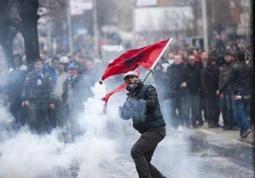 متظاهرون في ألبانيا