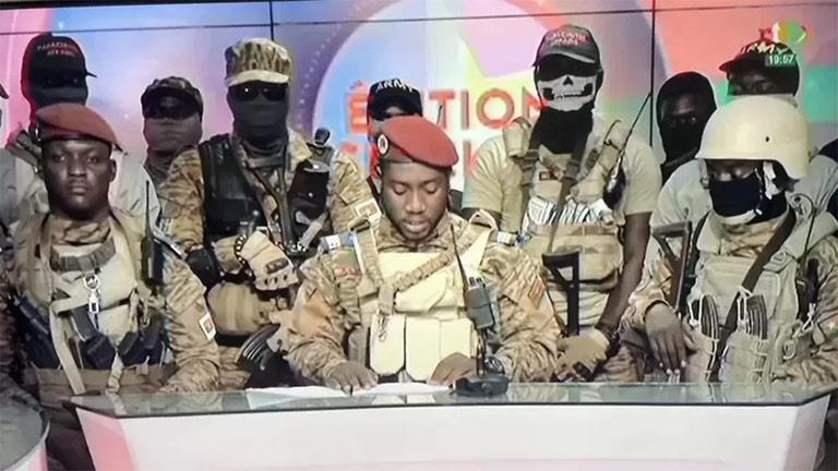 ضباط بالجيش في بوركينا فاسو يطيحون بقائد الانقلاب 