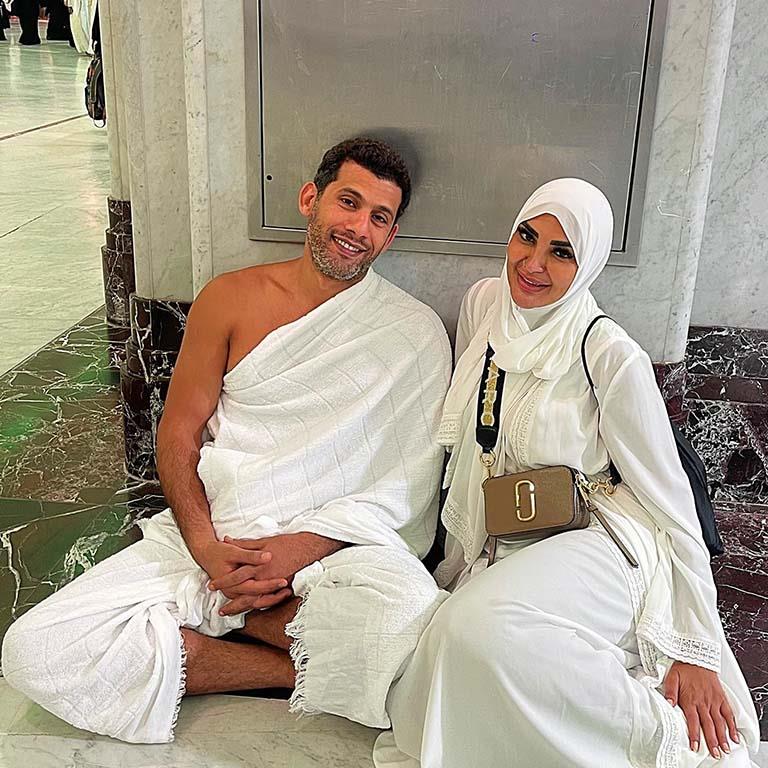 سالي عبدالسلام مع زوجها في العمرة