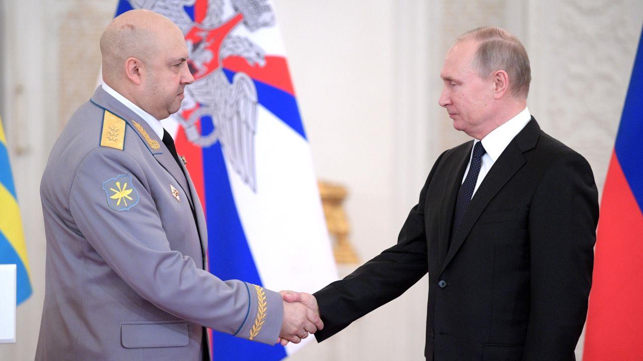 الرئيس الروسي مع قائد العمليات العسكرية في أوكراني