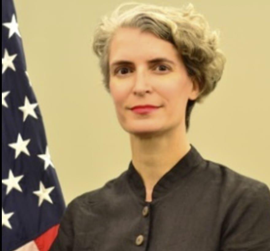 الكاتبة هولي موريس