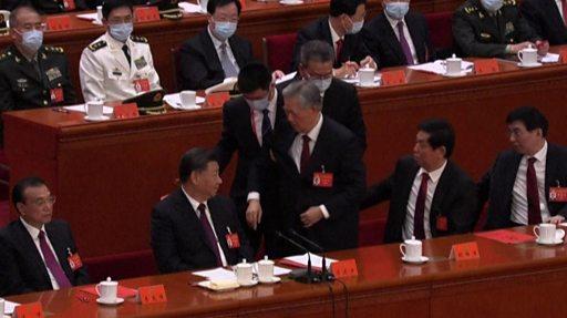 اصطحاب الرئيس الصيني السابق هو جين تاو إلى خارج مؤ