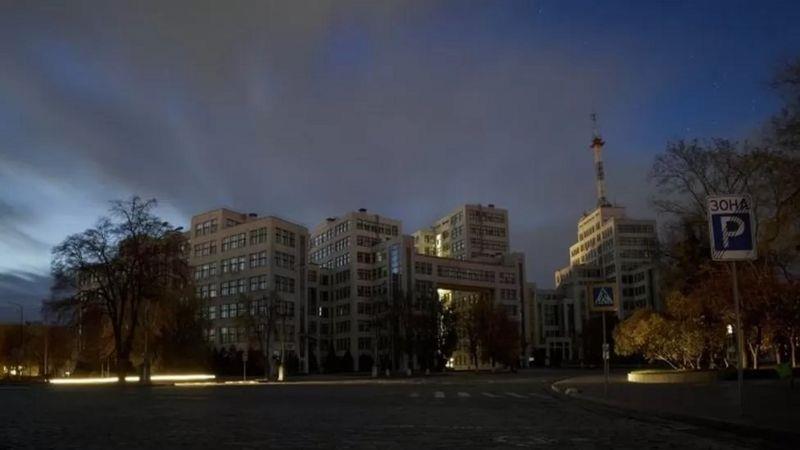 ظلام في بعض المدن الأوكرانية بعد انقطاع الكهرباء ع