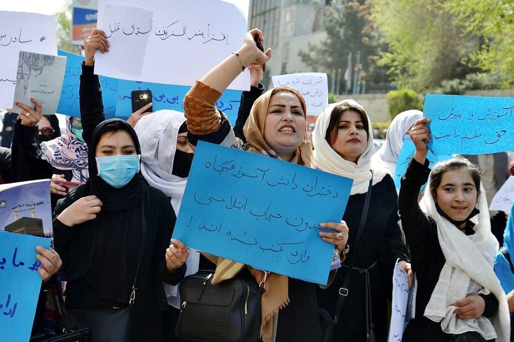 نساء أفغانيات يتظاهرن