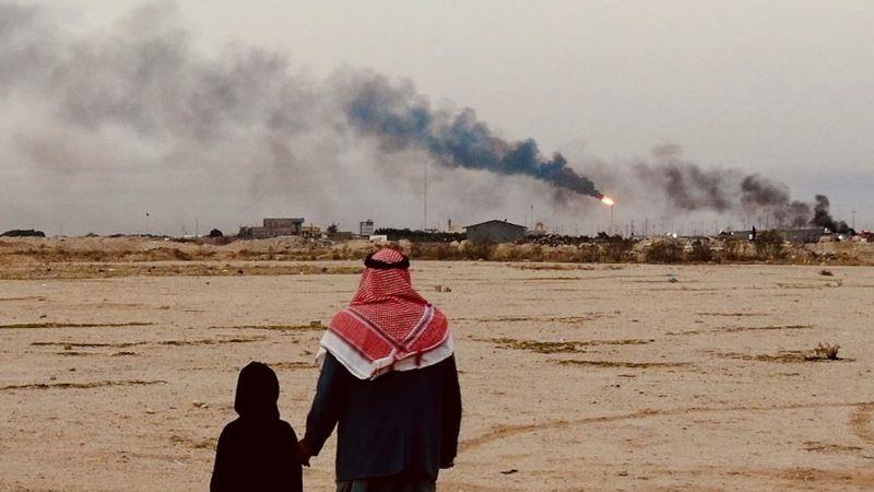 والد فاطمة وشقيقتها يشاهدان الدخان السام المنبعث م
