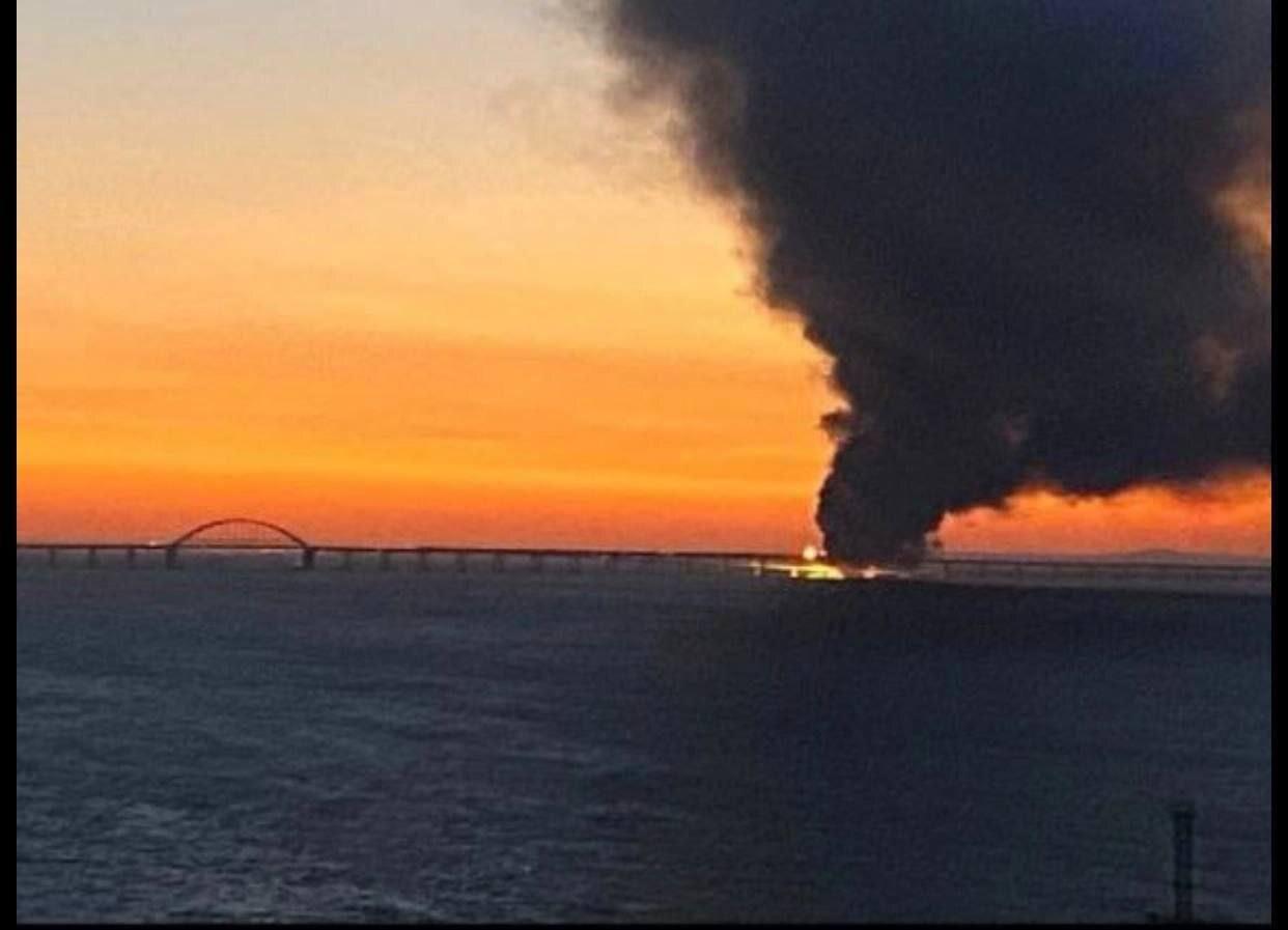 حريق هائل على جسر القرم