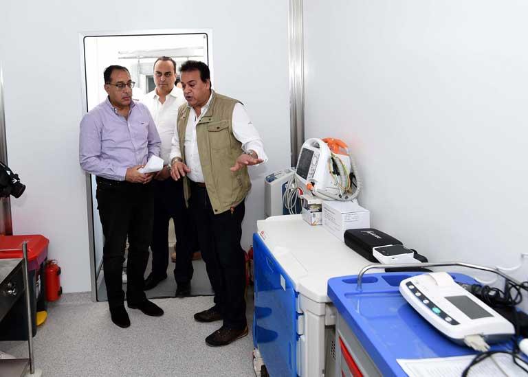 رئيس الوزراء يتفقد المستشفى الميداني