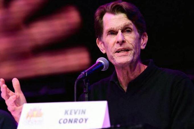 كيفن كونروي صاحب صوت شخصية بات مان الكرتونية