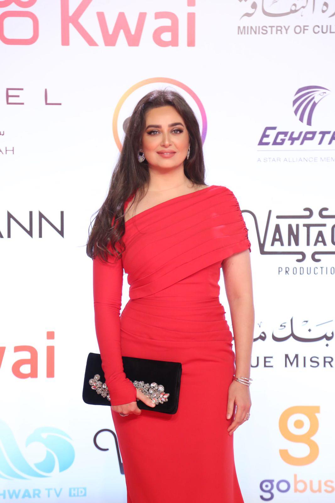 مهرجان القاهرة السينمائي.. هبة مجدي بإطلالة حمراء على الريد كاربت | مصراوي