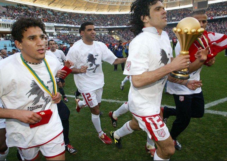 رياض البوعزيزي يحمل كأس أفريقيا