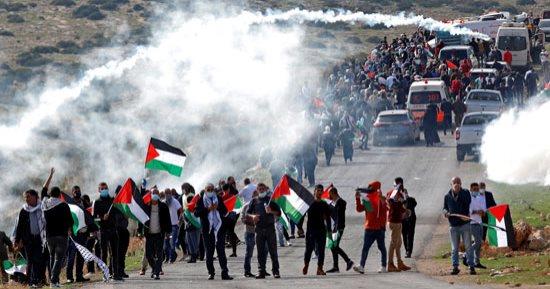 الاحتلال الإسرائيلي يستهدف وقفة منددة بجرائمه شرق 