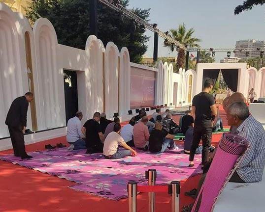 صلاة على السجادة الحمراء