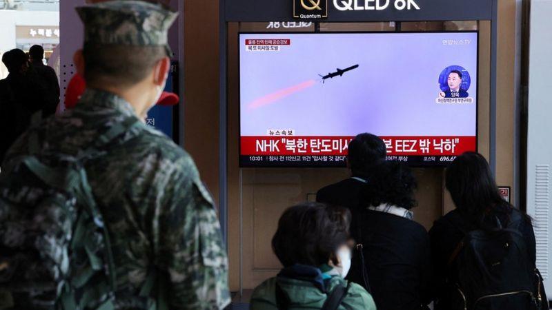كوريا الشمالية تطلق صاروخا