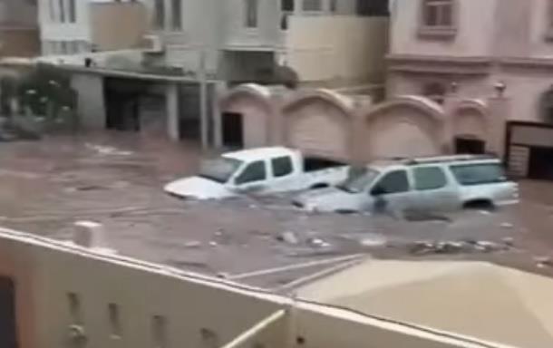 أمطار وسيول غير مسبوقة تضرب السعودية