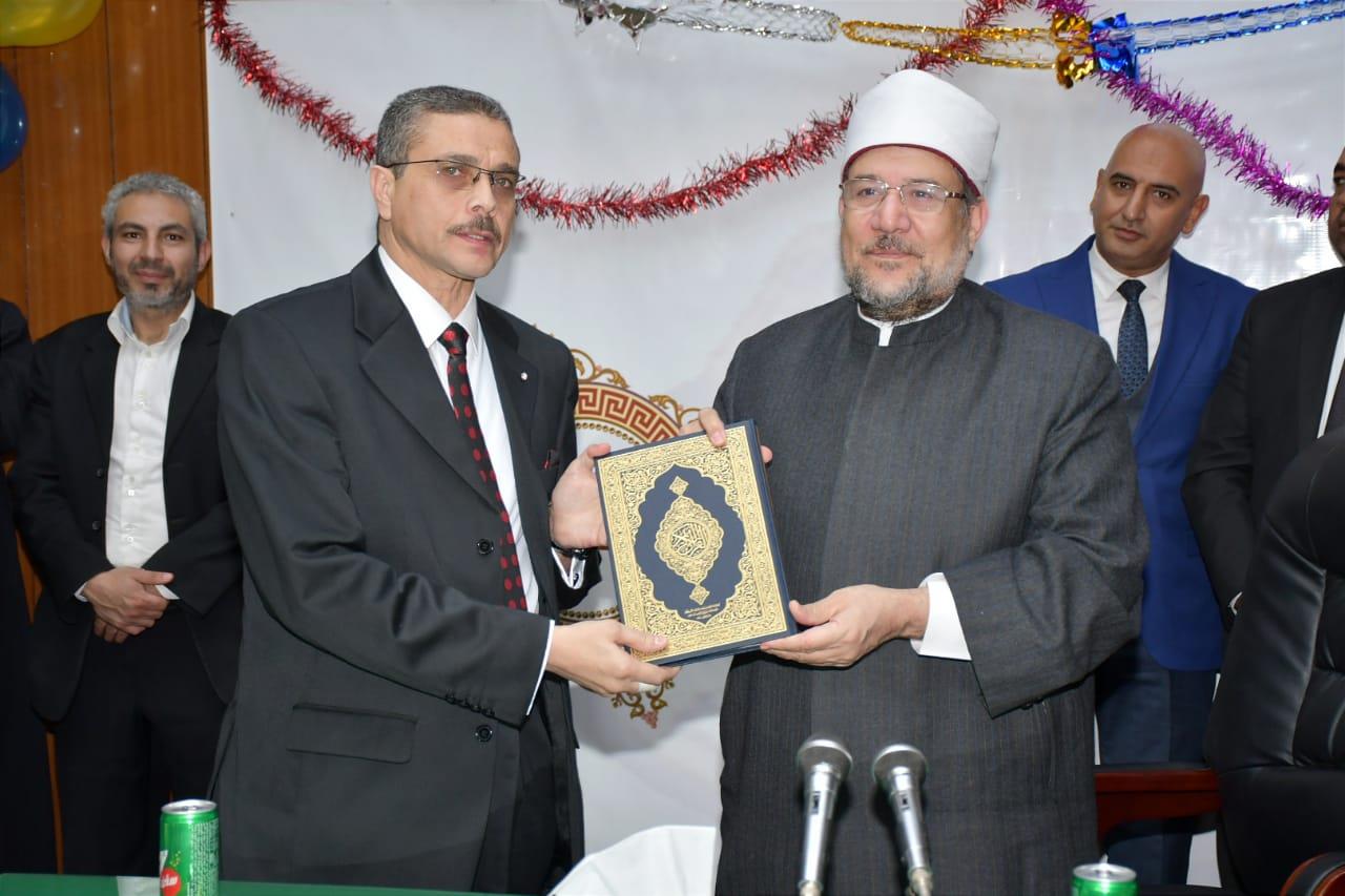 وزير الأوقاف وعبد الحميد عمر خلال حفل التكريم