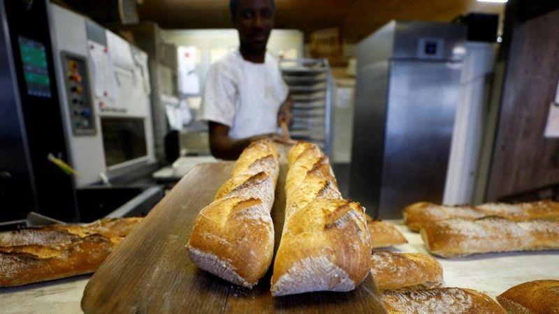 تنتج فرنسا حوالي 6 مليارات رغيف من خبز الباغيت سنو