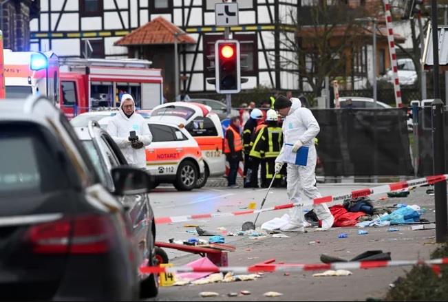 رجل يقتحم بسيارته مشاجرة جماعية في ألمانيا ويصيب خ