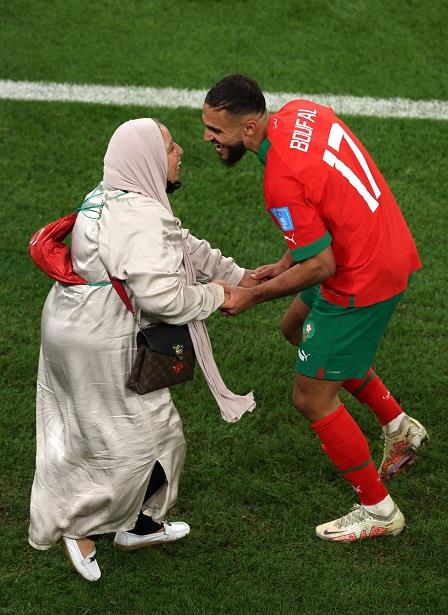 رقص وضحك اللاعب سفيان مع والدته بعد فوز المغرب