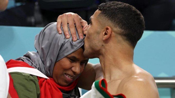 قُبلة أشرف حكيمي لجبين أمه بعد فوز المغرب