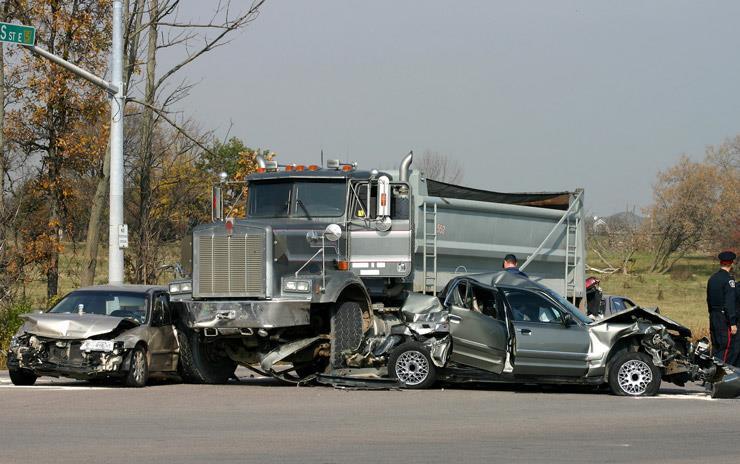 حادث شاحنة وسيارة ركاب - أرشيفية