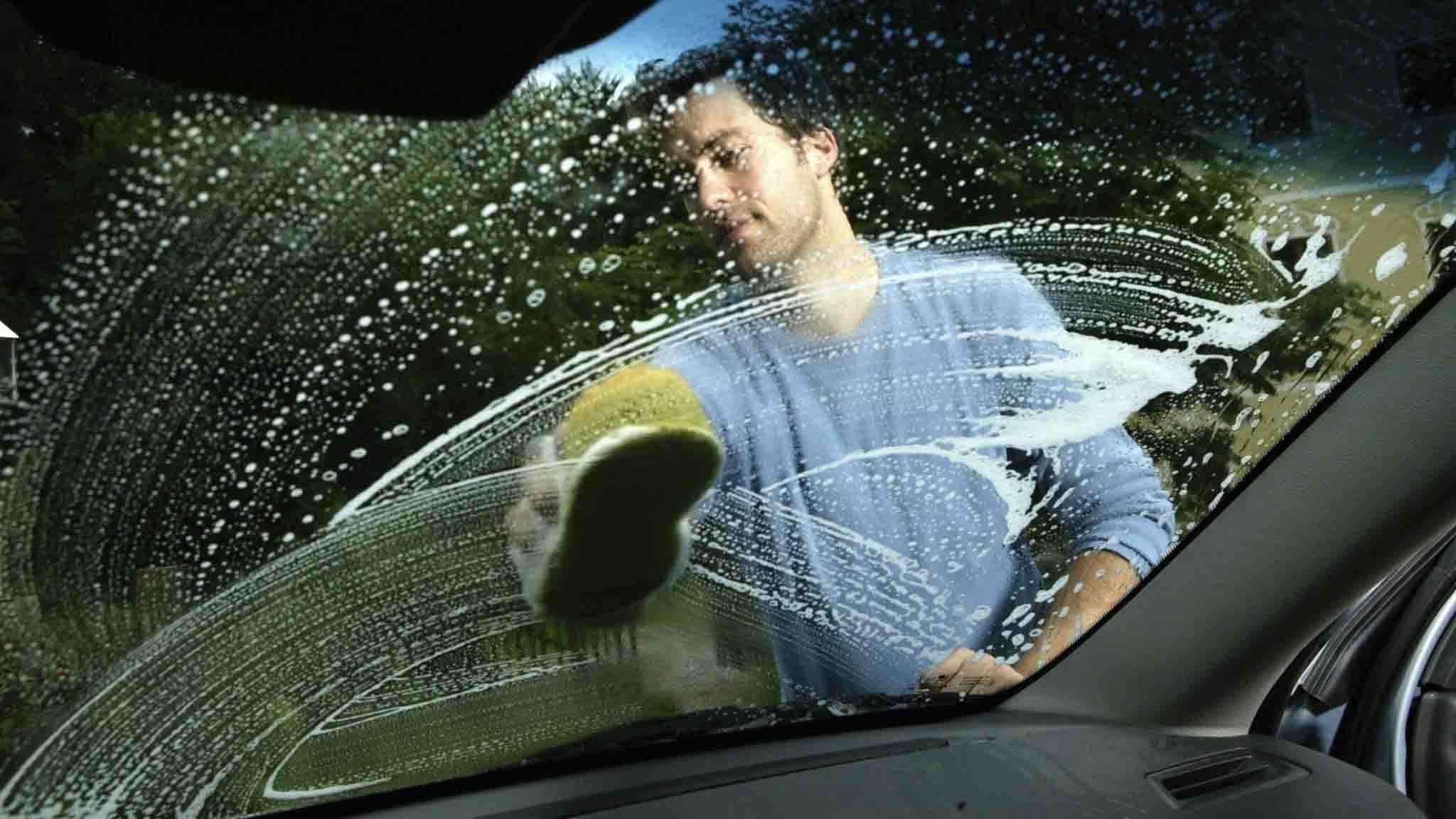لرؤية أوضح.. كيف تنظف زجاج سيارتك بدون أي آثار 