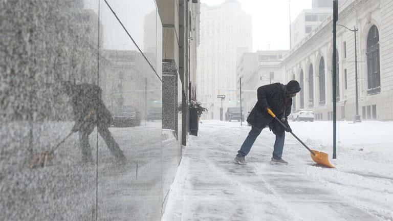 الثلوج تغطي شوارع مدينة ديترويت الأمريكية