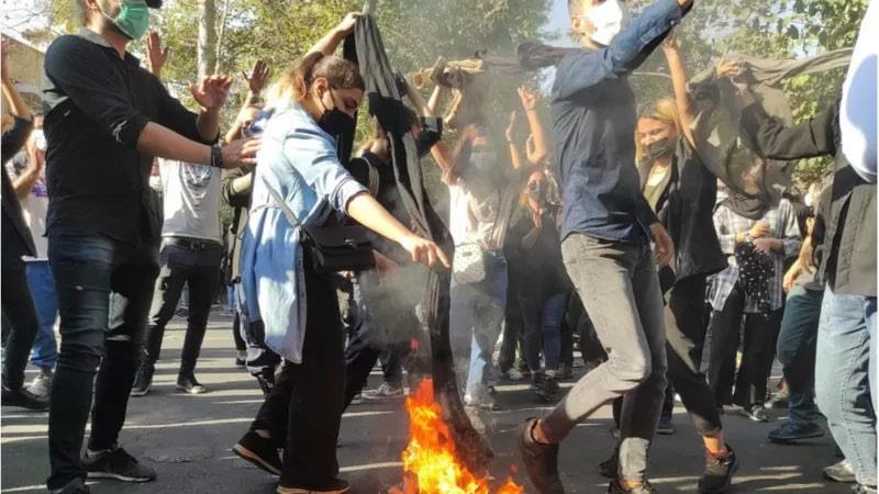 بدأت الاحتجاجات في المنطقة الكردية الإيرانية وانتش