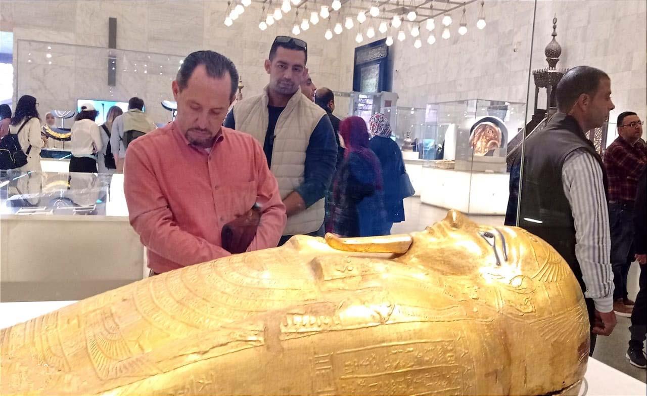 السفير الأمريكي وعائلته يزورون متحف الحضارة بالفسط