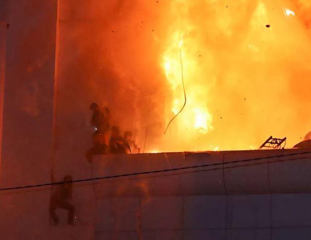 نزلاء الفندق والعمال ألقوا أنفسهم هربا من الحريق