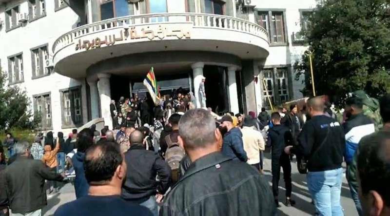 محتجون سوريون يقتحمون مبنى حكوميا