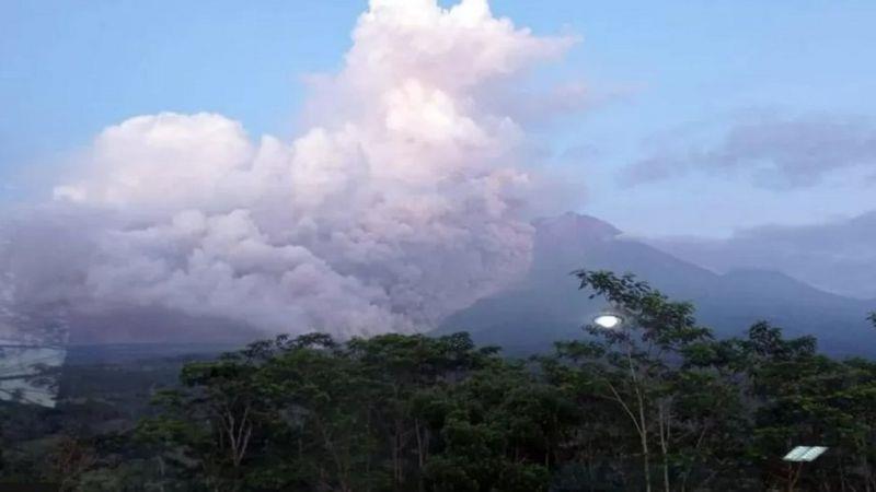 ثار بركان سيميرو بعد عدة زلازل ضربت إندونيسيا أخير