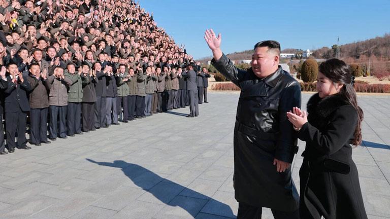 زعيم كوريا الشمالية كيم جونغ أون مع ابنته