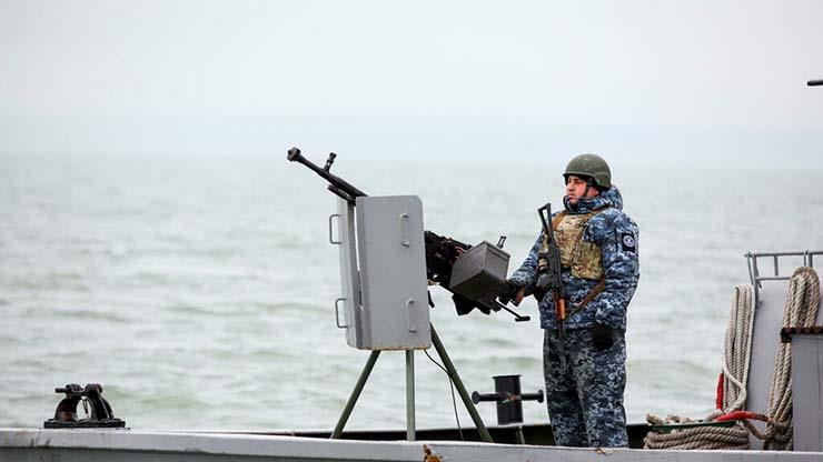 عنصر أوكراني على متن زورق لمراقبة سواحل بلاده في م