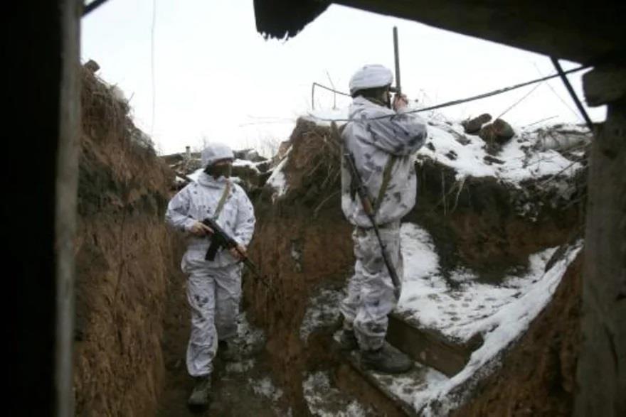  جنديان يراقبان الحدود في منطقة دونيتسك في الأول م