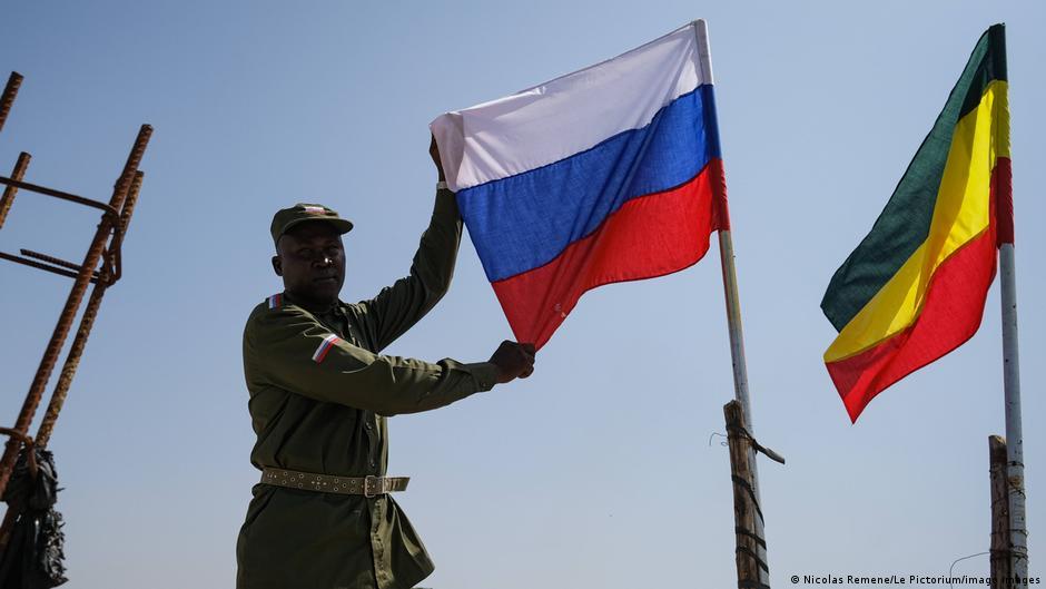 رُفعت الأعلام الروسية في مالي عقب انقلاب مايو 2020