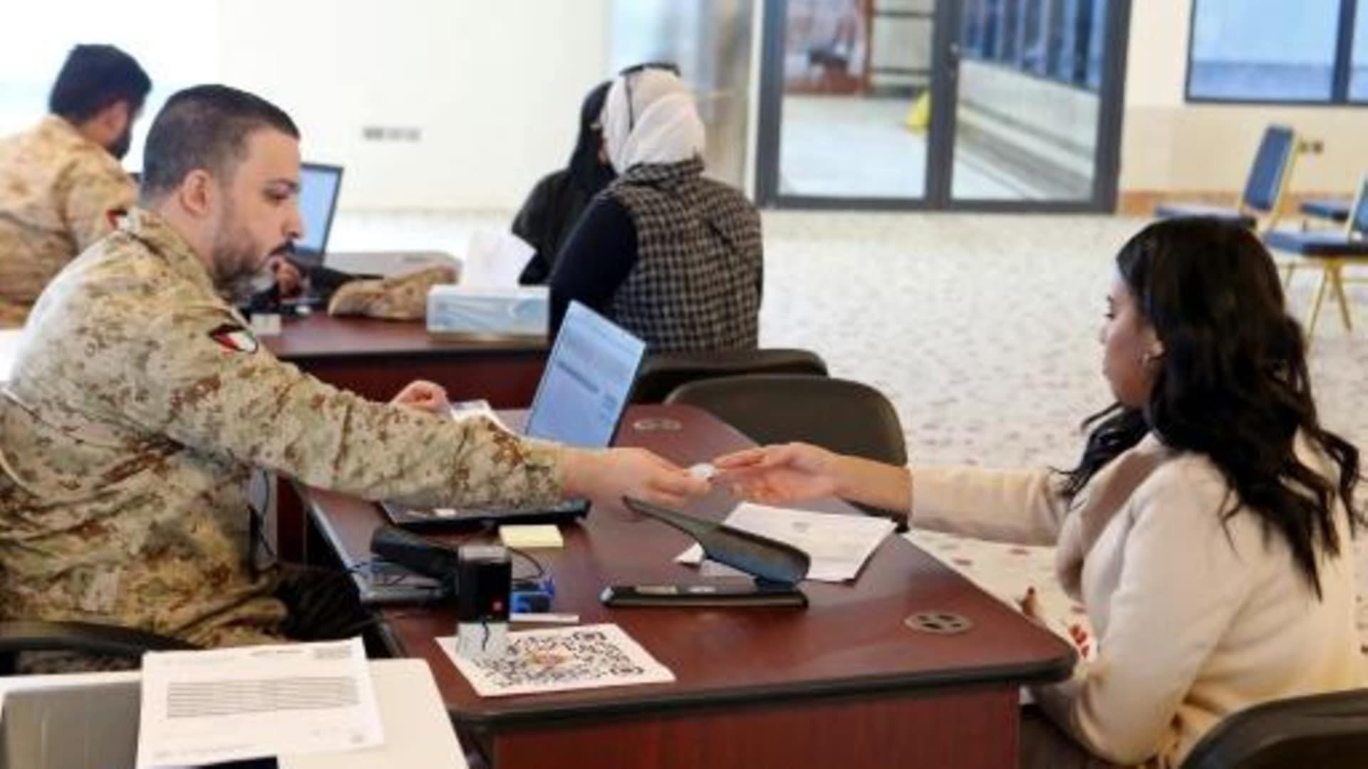 قواعد الالتحاق بالجيش تثير غضب النساء في الكويت