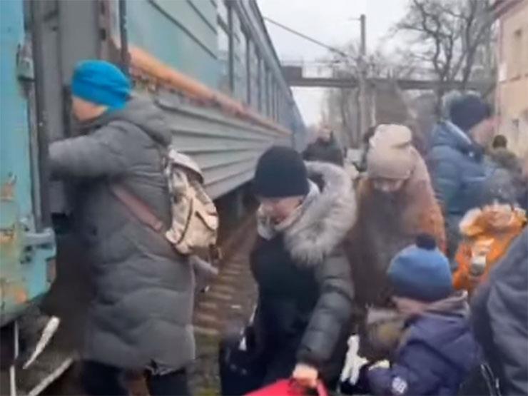 الطوارئ الروسية ترسل قطارًا لنقل لاجئي لوغانسك