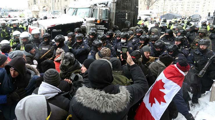 طوق لعناصر شرطة يحيط بمحتجين في أوتاوا الكندية