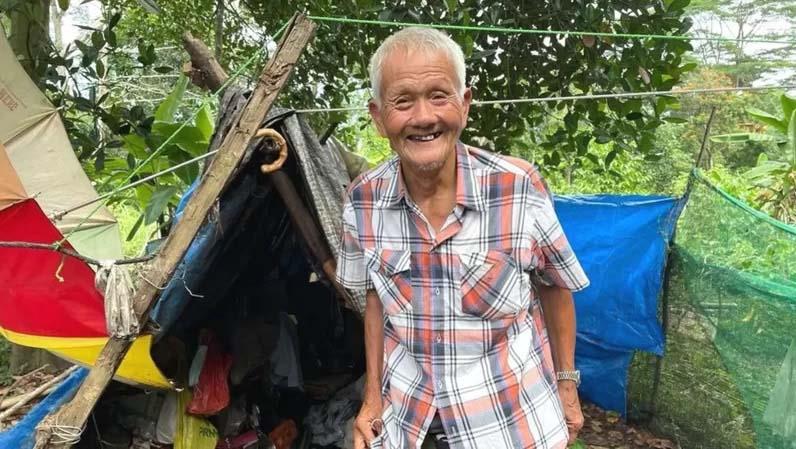 الرجل الذي عاش وحيدا في غابة في سنغافورة لنحو ثلاث